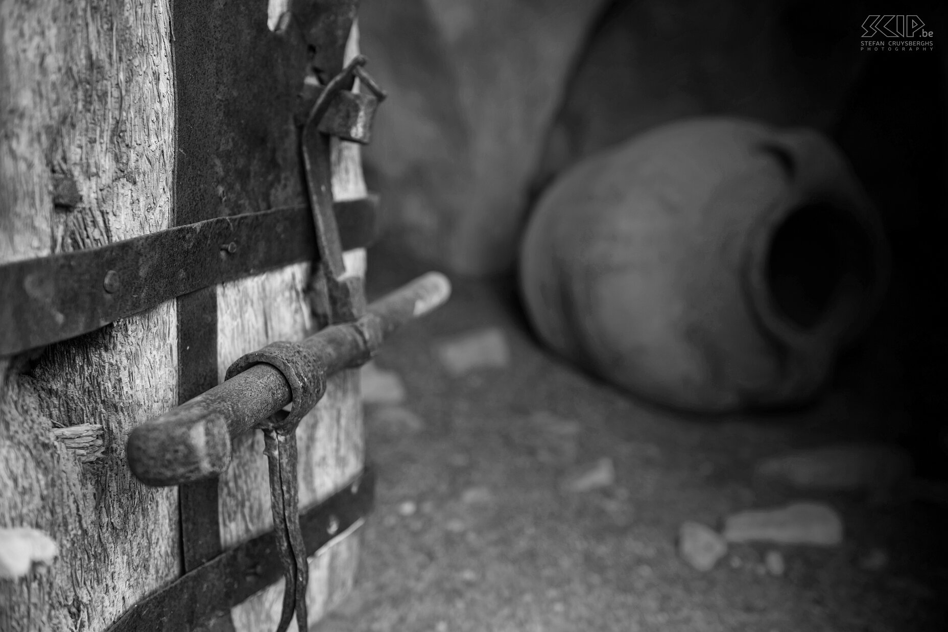 Chenini - Old door and jar  Stefan Cruysberghs